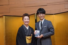 左から宮本信子、星野源。