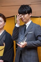 メガネの位置を直す星野源。