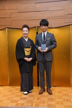 左から宮本信子、星野源。
