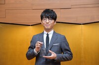 はにかむ星野源。