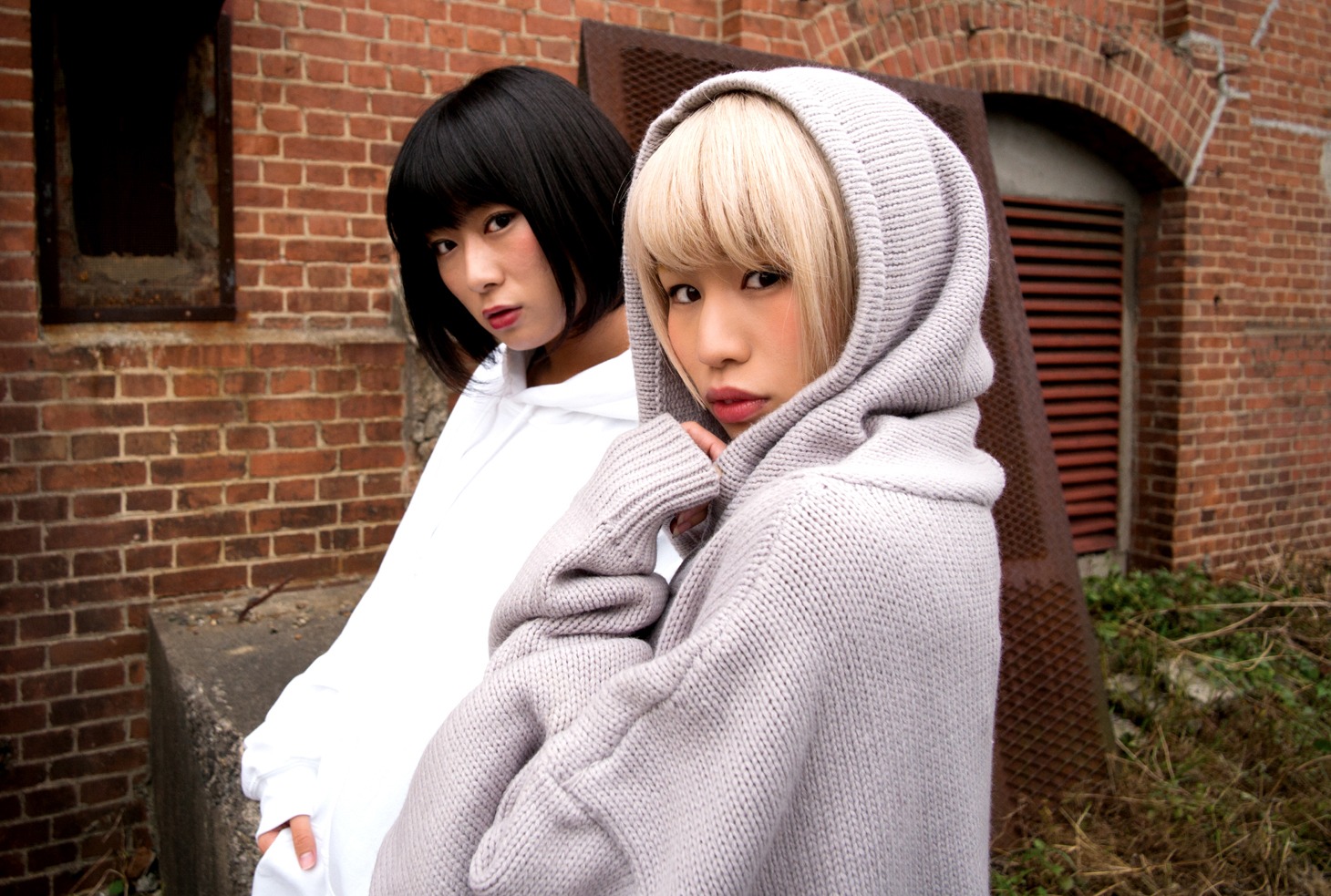 FRUITPOCHETTE。左から楢崎友理、東志栞。