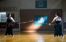 白石麻衣演じる宮路真春と、西野七瀬演じる東島旭。