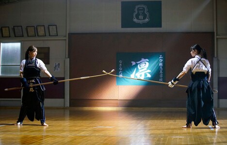 白石麻衣演じる宮路真春と、西野七瀬演じる東島旭。