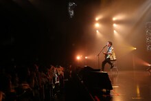 弾き語りでパフォーマンスするNESMITH。（撮影：佐藤友昭）(c)AbemaTV 1st ANNIVERSARY LIVE