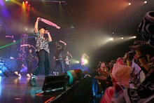 「Going Crazy」でファンとタオルを振り回すEXILE THE SECOND。（撮影：佐藤友昭）(c)AbemaTV 1st ANNIVERSARY LIVE