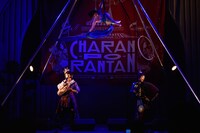 チャラン・ポ・ランタンとエアリアルパフォーマー・長谷川愛実のパフォーマンスの様子。