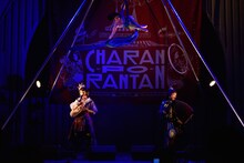 チャラン・ポ・ランタンとエアリアルパフォーマー・長谷川愛実のパフォーマンスの様子。