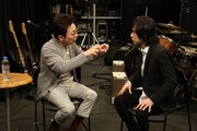 左から古舘伊知郎、宮本浩次（エレファントカシマシ）。 (c)フジテレビ
