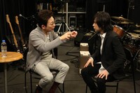 左から古舘伊知郎、宮本浩次（エレファントカシマシ）。 (c)フジテレビ