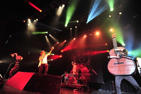 「ultra PHANTOM」をパフォーマンスするゴールデンボンバー。（撮影：MASA、小境勝巳）