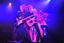 ゴールデンボンバー（撮影：MASA、小境勝巳）