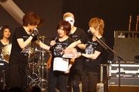 DAIGOに誕生日プレゼントを渡すゴールデンボンバー。（撮影：MASA、小境勝巳）