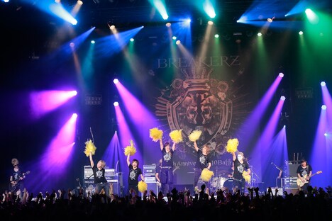 BREAKERZとゴールデンボンバー。（撮影：MASA、小境勝巳）