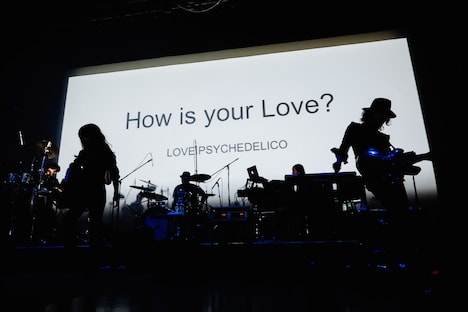 LOVE PSYCHEDELICO「How is your Love?」の様子。