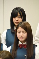 尾関梨香（奥）