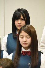 尾関梨香（奥）