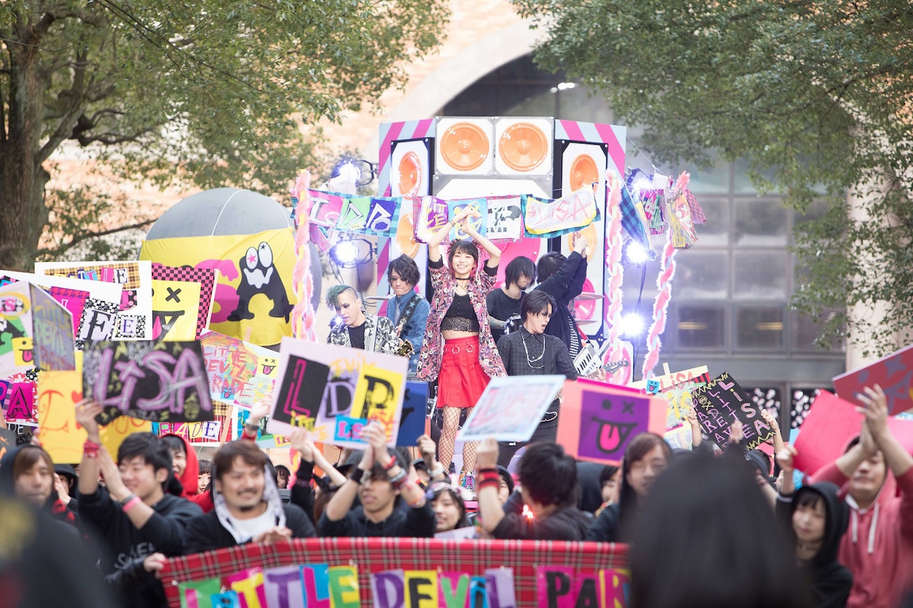 LiSA、佐生雪＆LiSAッ子200人と盛大な「LiTTLE DEViL PARADE」 - 音楽