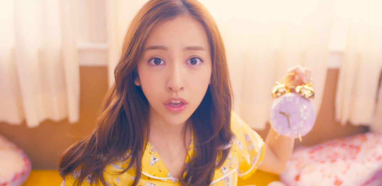 板野友美「#いいね！」MVのワンシーン。