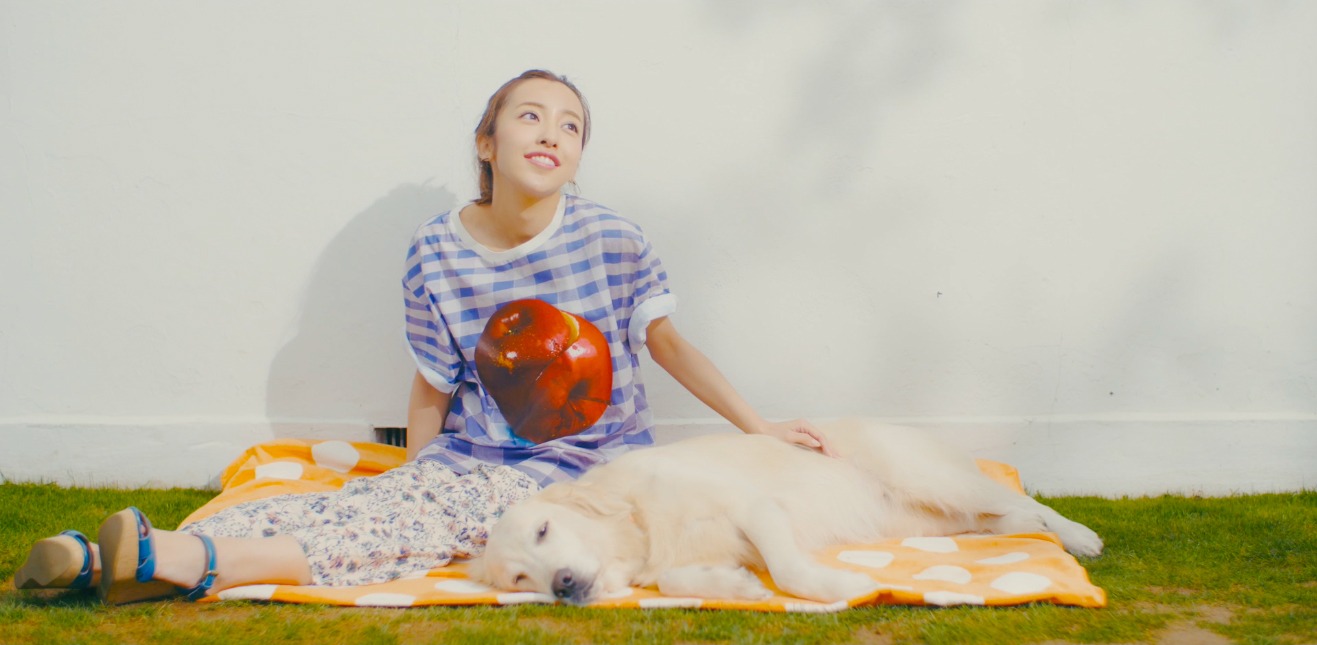 板野友美「#いいね！」MVのワンシーン。