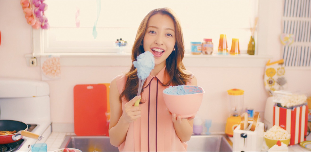 板野友美「#いいね！」MVのワンシーン。