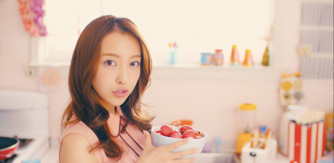 板野友美「#いいね！」MVのワンシーン。