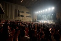 KAN「芸能生活29周年記念 特別感謝活動年 Final Kegimental Live『ロックンロールに拿捕（だほ）されて』」の様子。