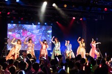 アップアップガールズ（仮）「ライブハウスツアー2017 アップアップガールズ（仮）∞ Lives Change & Evolution」東京・新宿BLAZE公演の様子。（写真提供：YU-Mエンターテインメント）