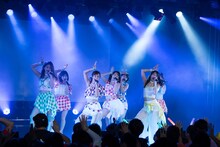 アップアップガールズ（仮）「ライブハウスツアー2017 アップアップガールズ（仮）∞ Lives Change & Evolution」東京・新宿BLAZE公演の様子。（写真提供：YU-Mエンターテインメント）