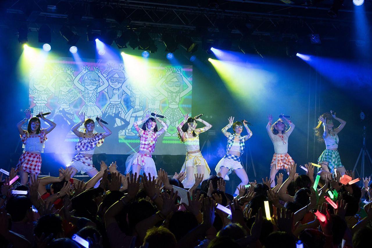 アップアップガールズ（仮）「ライブハウスツアー2017 アップアップガールズ（仮）∞ Lives Change & Evolution」東京・新宿BLAZE公演の様子。（写真提供：YU-Mエンターテインメント）