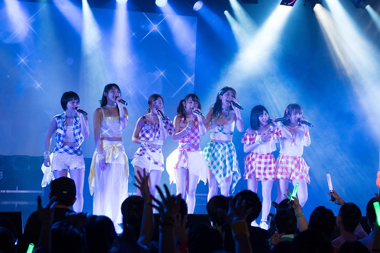 アップアップガールズ（仮）「ライブハウスツアー2017 アップアップガールズ（仮）∞ Lives Change & Evolution」東京・新宿BLAZE公演の様子。（写真提供：YU-Mエンターテインメント）