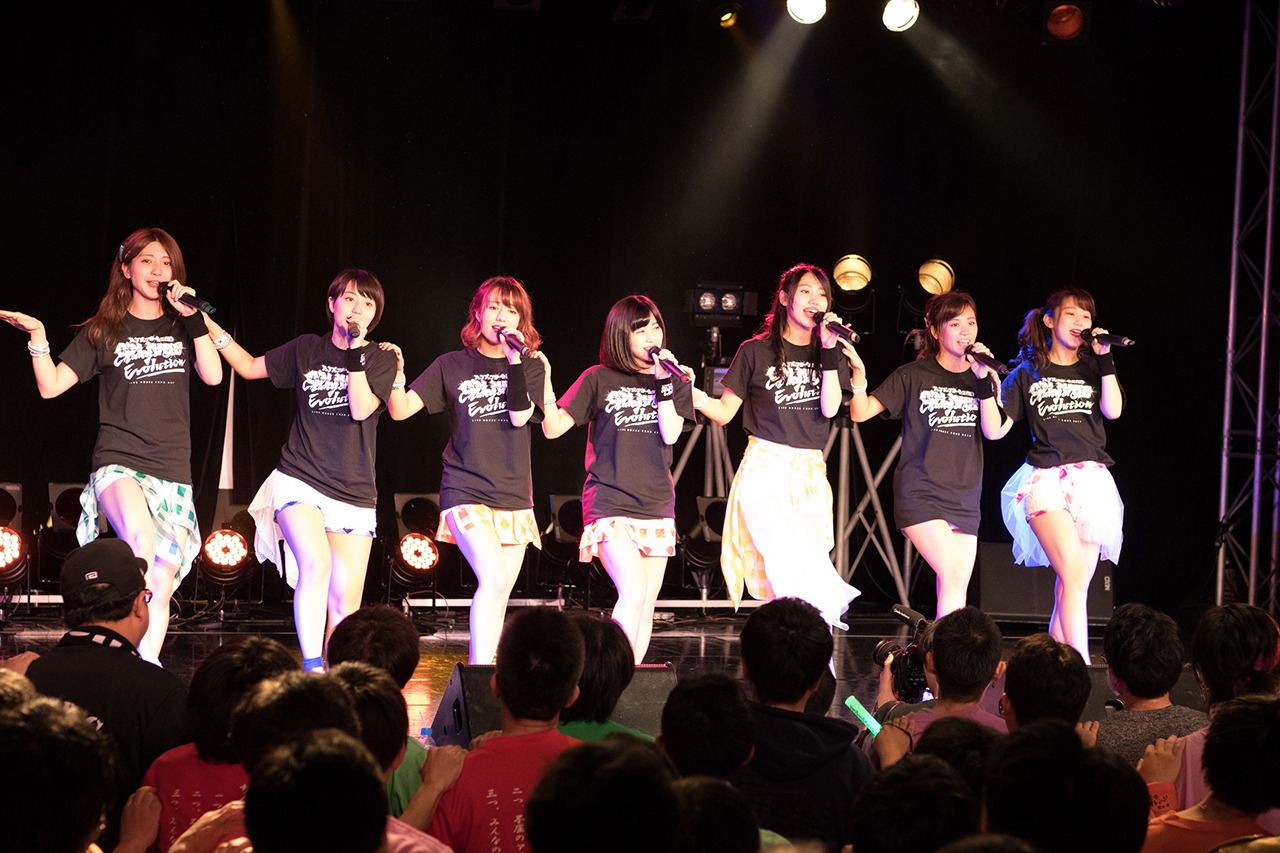 アップアップガールズ（仮）「ライブハウスツアー2017 アップアップガールズ（仮）∞ Lives Change & Evolution」東京・新宿BLAZE公演の様子。（写真提供：YU-Mエンターテインメント）