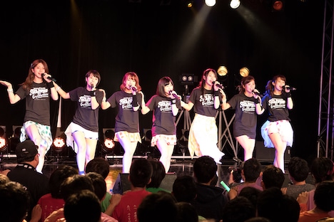 アップアップガールズ(仮)「ライブハウスツアー2017 アップアップガールズ(仮)∞ Lives Change & Evolution」東京・新宿BLAZE公演の様子。(写真提供:YU-Mエンターテインメント)