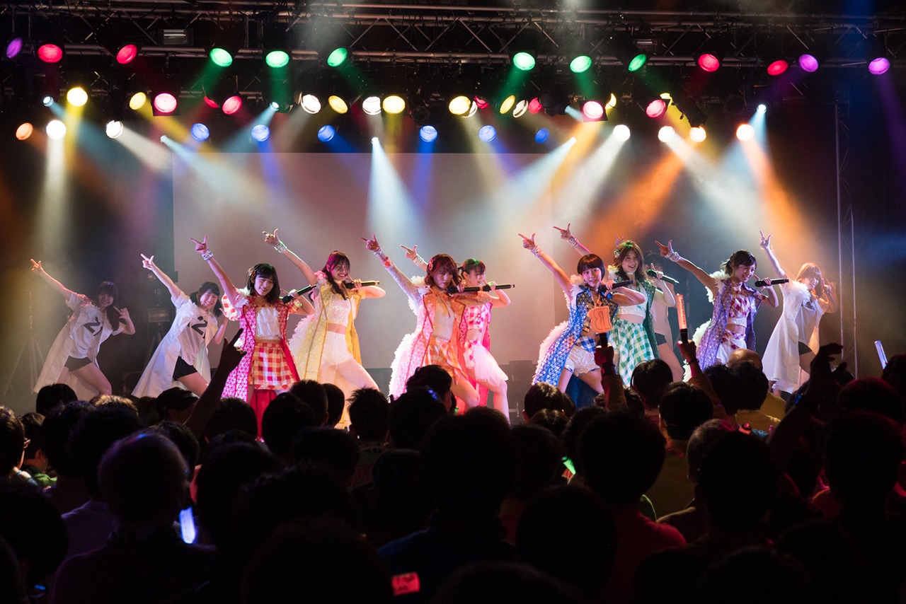 アップアップガールズ（仮）「ライブハウスツアー2017 アップアップガールズ（仮）∞ Lives Change & Evolution」東京・新宿BLAZE公演の様子。（写真提供：YU-Mエンターテインメント）
