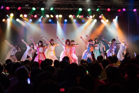 アップアップガールズ(仮)「ライブハウスツアー2017 アップアップガールズ(仮)∞ Lives Change & Evolution」東京・新宿BLAZE公演の様子。(写真提供:YU-Mエンターテインメント)