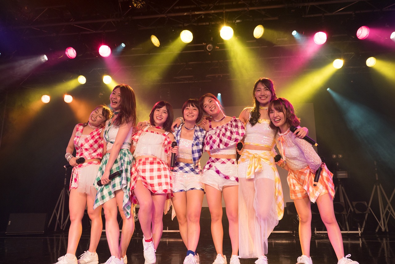 アップアップガールズ（仮）「ライブハウスツアー2017 アップアップガールズ（仮）∞ Lives Change & Evolution」東京・新宿BLAZE公演の様子。（写真提供：YU-Mエンターテインメント）