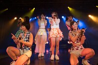 アップアップガールズ（仮）「ライブハウスツアー2017 アップアップガールズ（仮）∞ Lives Change & Evolution」東京・新宿BLAZE公演の様子。（写真提供：YU-Mエンターテインメント）