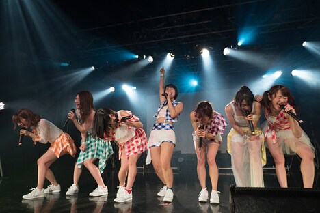 アップアップガールズ(仮)「ライブハウスツアー2017 アップアップガールズ(仮)∞ Lives Change & Evolution」東京・新宿BLAZE公演の様子。(写真提供:YU-Mエンターテインメント)