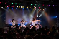 オープニングアクトを務めたアップアップガールズ（2）。（写真提供：YU-Mエンターテインメント）