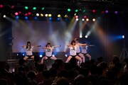 オープニングアクトを務めたアップアップガールズ(2)。(写真提供:YU-Mエンターテインメント)