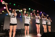 オープニングアクトを務めたアップアップガールズ(2)。(写真提供:YU-Mエンターテインメント)