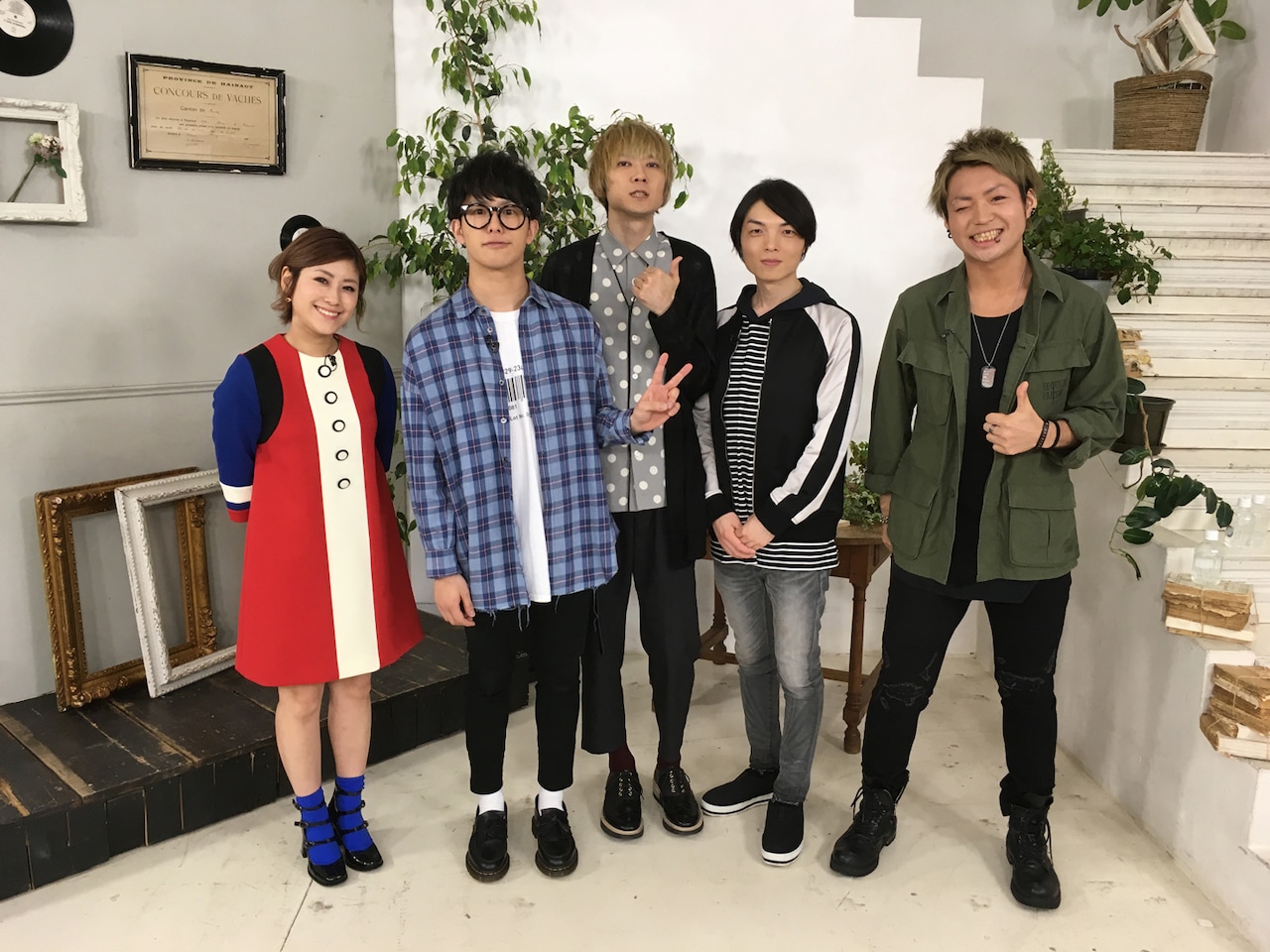 左からMCのIMALU、BLUE ENCOUNT。 (c)テレビ朝日