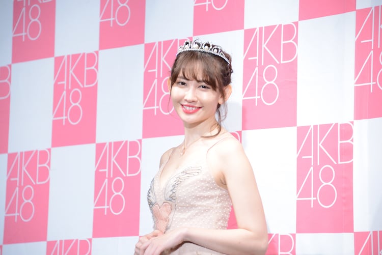 小嶋陽菜がakb48を卒業 同期の峯岸に向けて お先に失礼します 音楽ナタリー