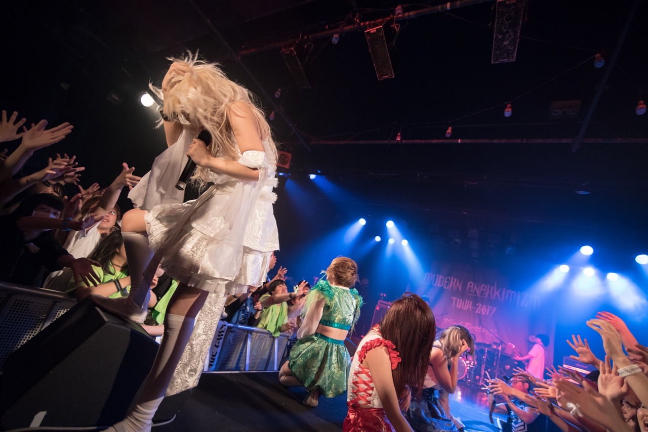 「MODERN ANARKIMIZM TOUR 2017」最終公演の様子。