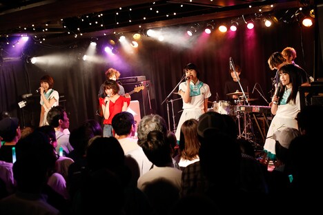 SHE IS SUMMERとNegicco。（撮影：ハヤシサトル）