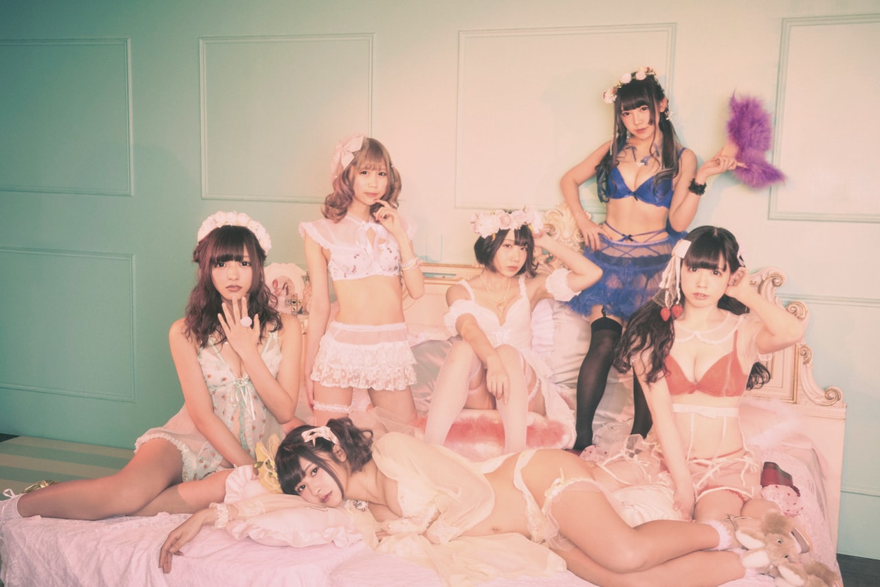 バンドじゃないもん！スタイルブックでセクシーランジェリー姿を披露