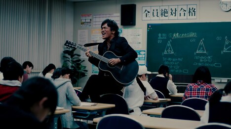 教室で熱唱する松崎しげる。