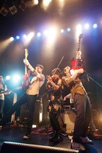 スコット＆リバース「ニマイメデショウ」の様子。（photo by Yoshika Horita）