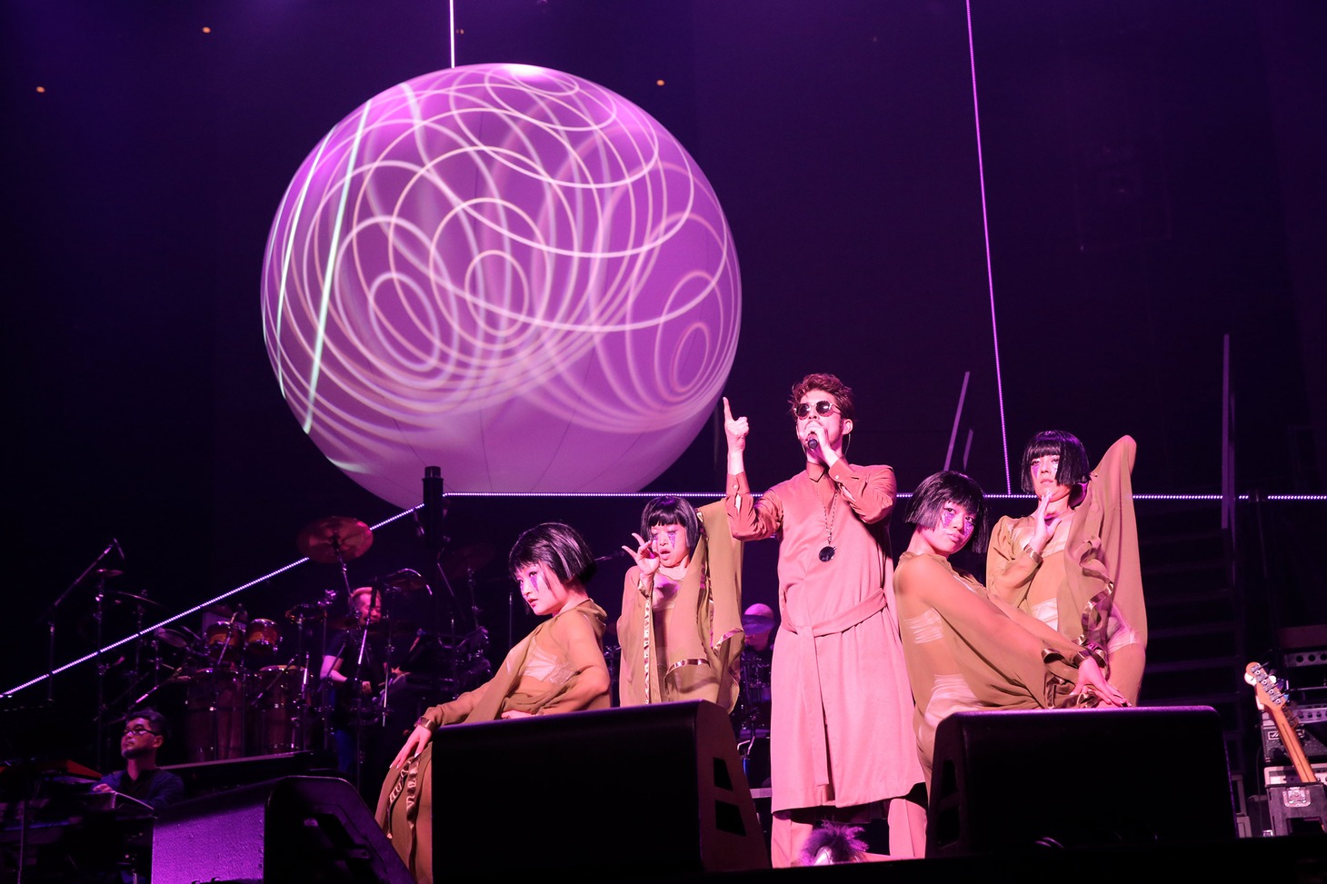 「平井堅 2017 Special Live !! "THE STILL LIFE"」東京・日本武道館公演の様子。（撮影：田中栄治）