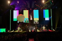 「平井堅 2017 Special Live !! "THE STILL LIFE"」東京・日本武道館公演の様子。（撮影：田中栄治）