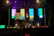 「平井堅 2017 Special Live !! "THE STILL LIFE"」東京・日本武道館公演の様子。（撮影：田中栄治）